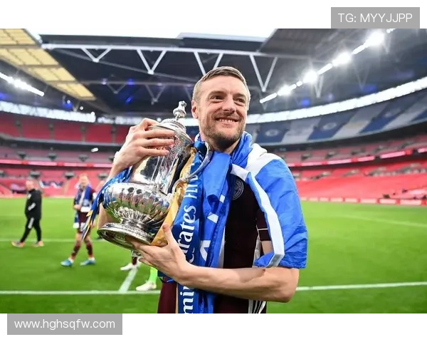 佩剑足球明星身份揭秘他在绿茵场上的传奇故事与成就